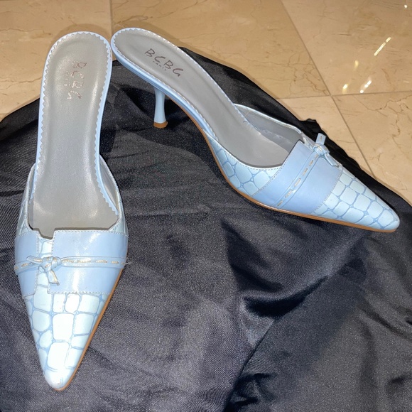 BCBG Snakeskin Light Blue Low Heel - Picture 1 of 5